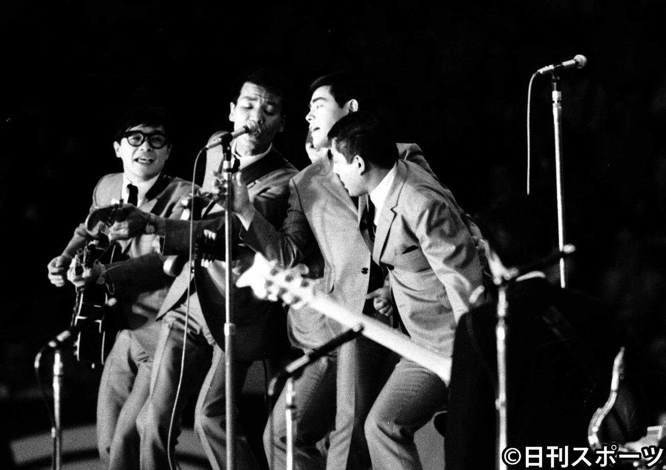 来日したザ・ビートルズの武道館公演の前座で熱唱するザ・ドリフターズ（1966年撮影）