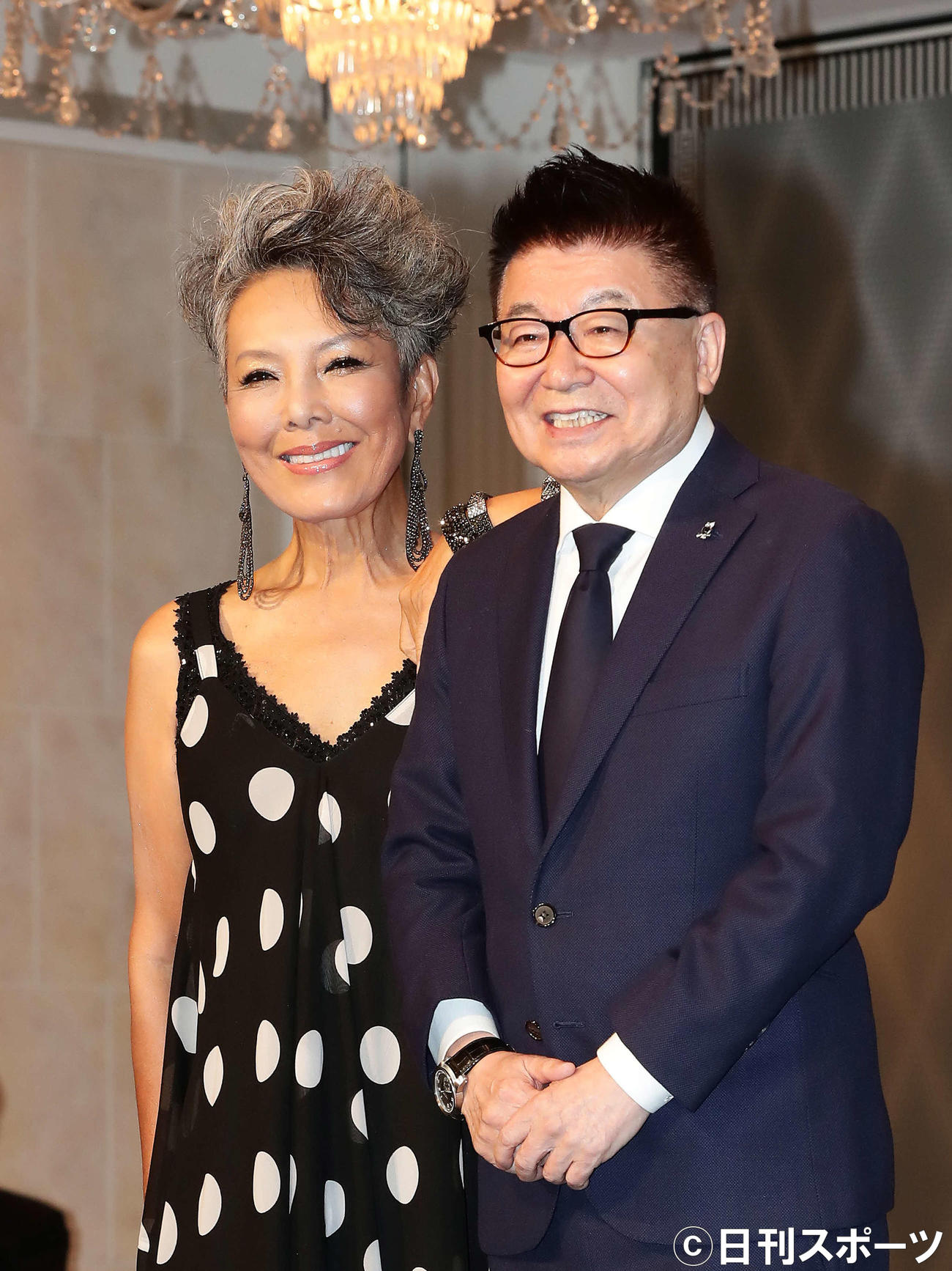 所属事務所の生島ヒロシ会長（右）と写真に納まる池畑慎之介（左）（撮影・丹羽敏通）