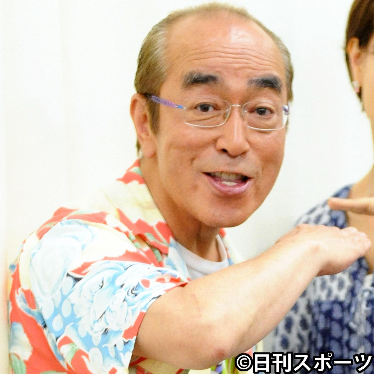 　「アイ～ン」のポーズを取る志村けんさん（2013年5月30日撮影）