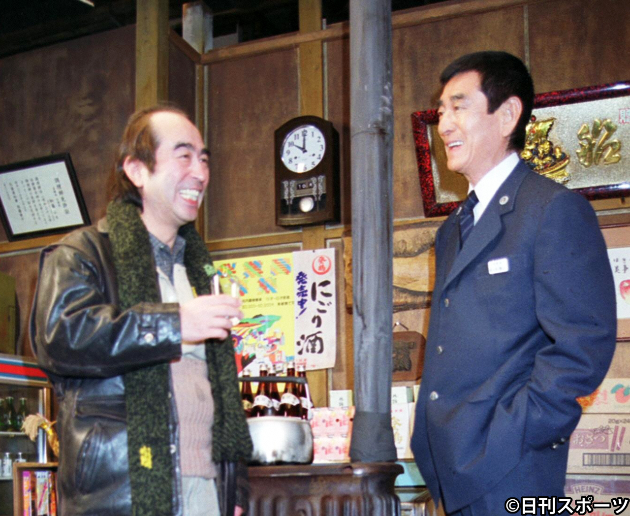映画「鉄道員（ぽっぽや）」の撮影の合間に談笑する志村けんさん（左）と高倉健さん（1999年2月23日撮影）