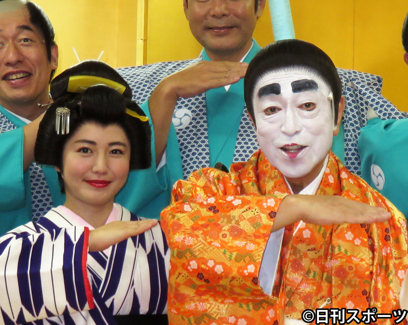 アイーンポーズをする左から磯山さやかと志村けんさん