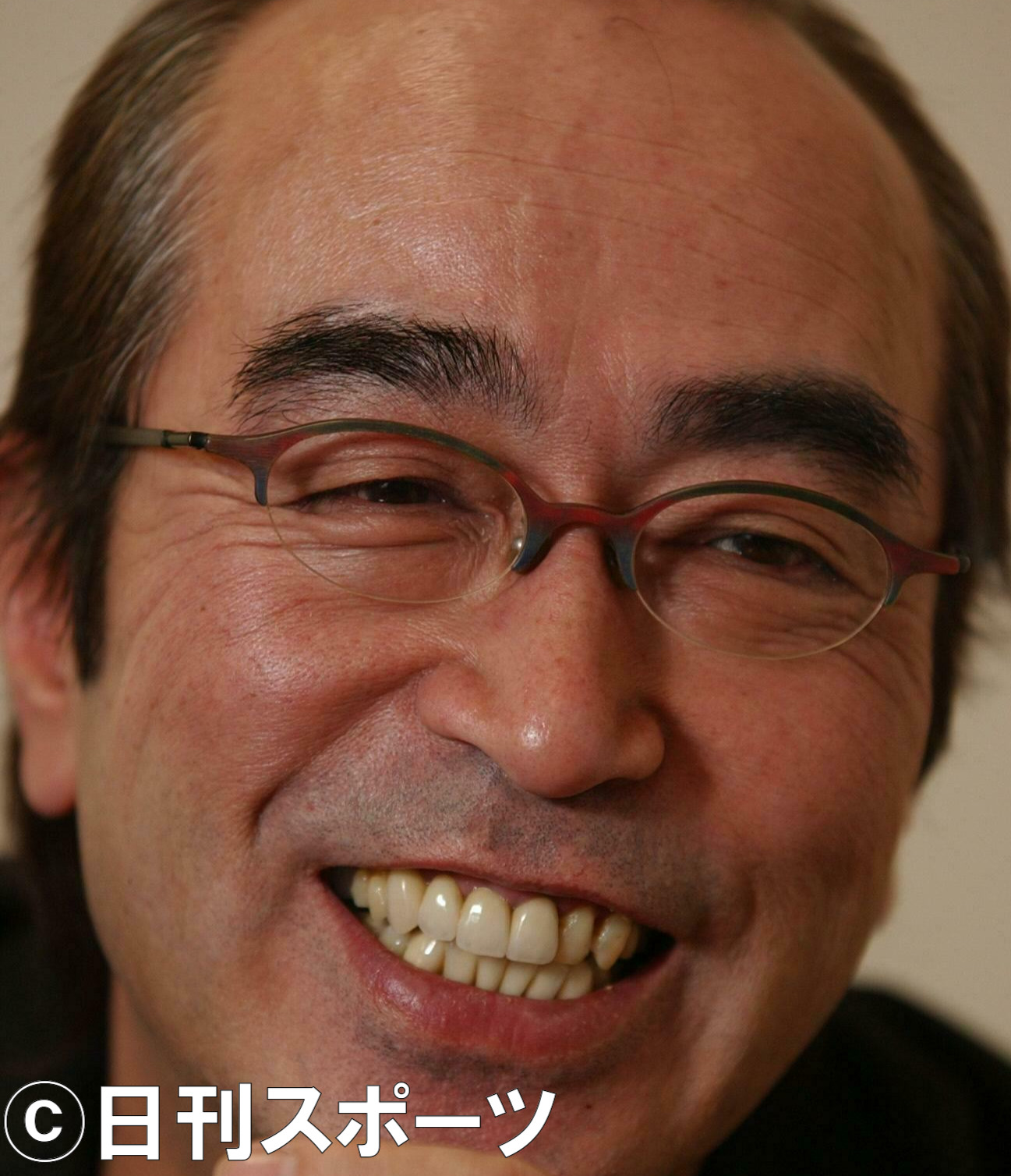 インタビューにこたえる志村けん（2003年12月24日撮影）
