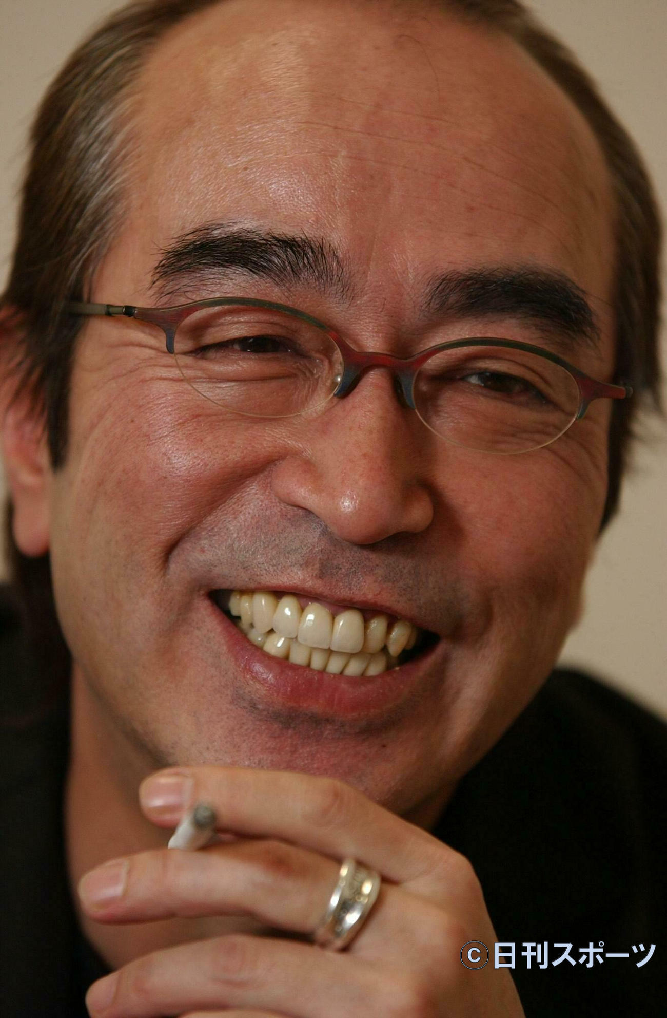 03年12月、インタビューで笑顔を見せる志村けんさん