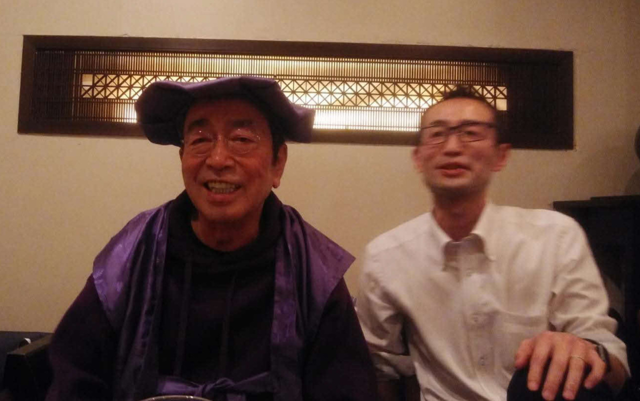 2月25日、古希祝いで笑みを浮かべる志村けんさん（左）。右はけんさんのおい、志村憲之さん（遺族提供）