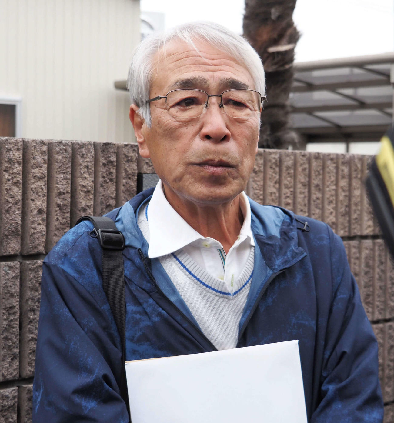 東村山の実家前で取材に応じる志村けんさんの兄知之さん（撮影・遠藤尚子）