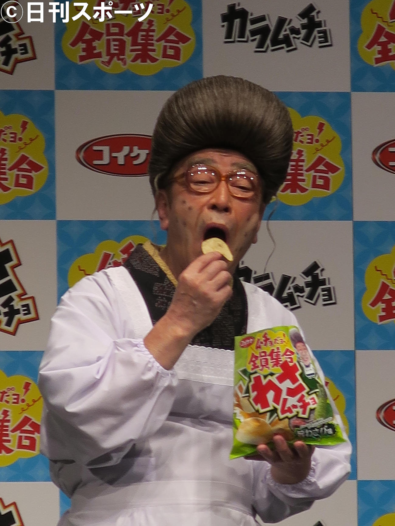 お菓子を試食する志村けんさん（2016年9月15日撮影）