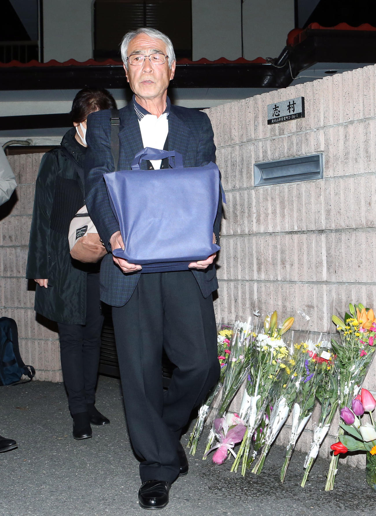 亡くなった志村けんさんの遺骨を抱き、実家に戻る兄知之さん（撮影・狩俣裕三）