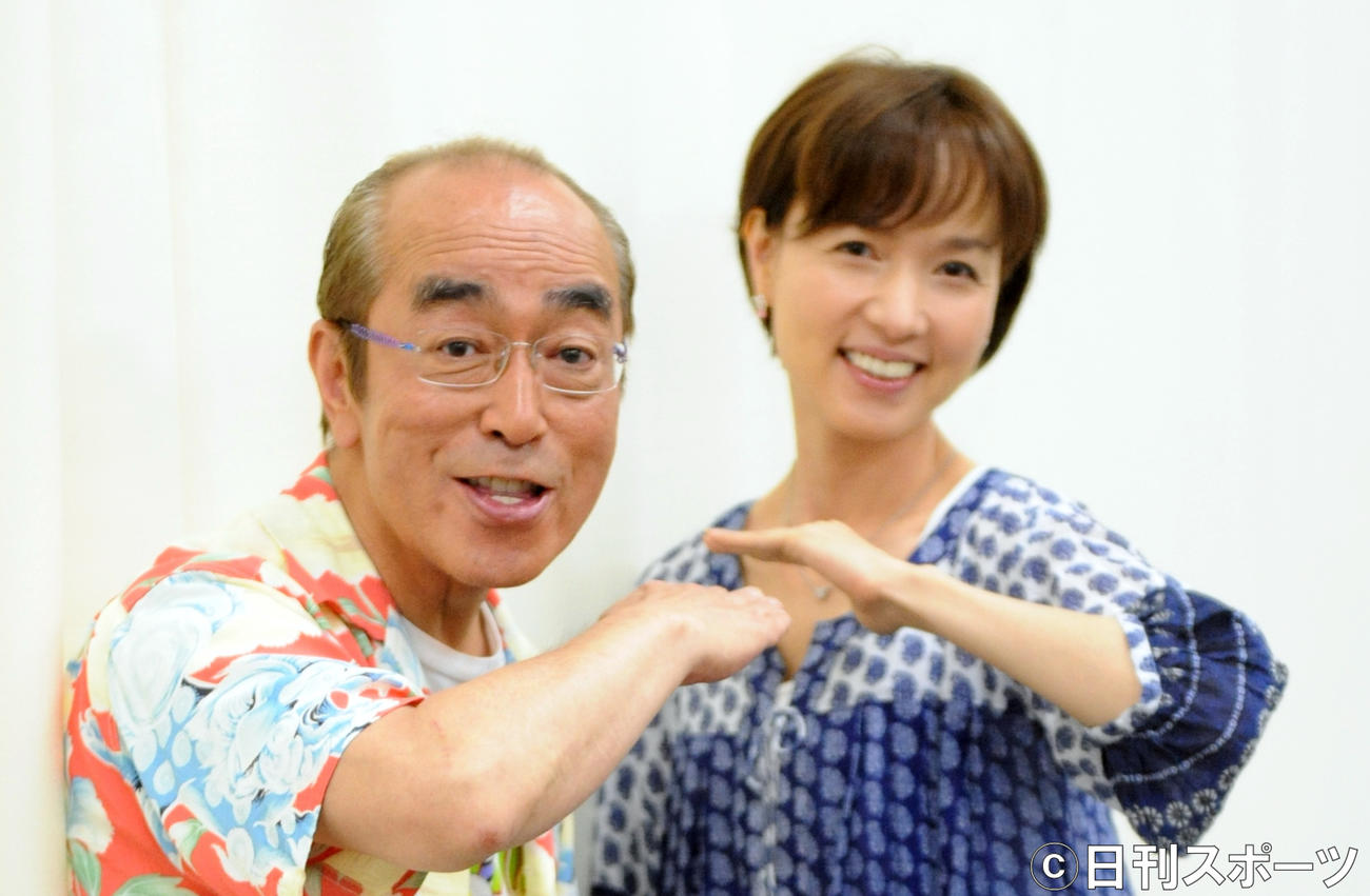 「アイ～ン」のポーズを取る志村けんさん（左）といしのようこ（2013年5月30日撮影）
