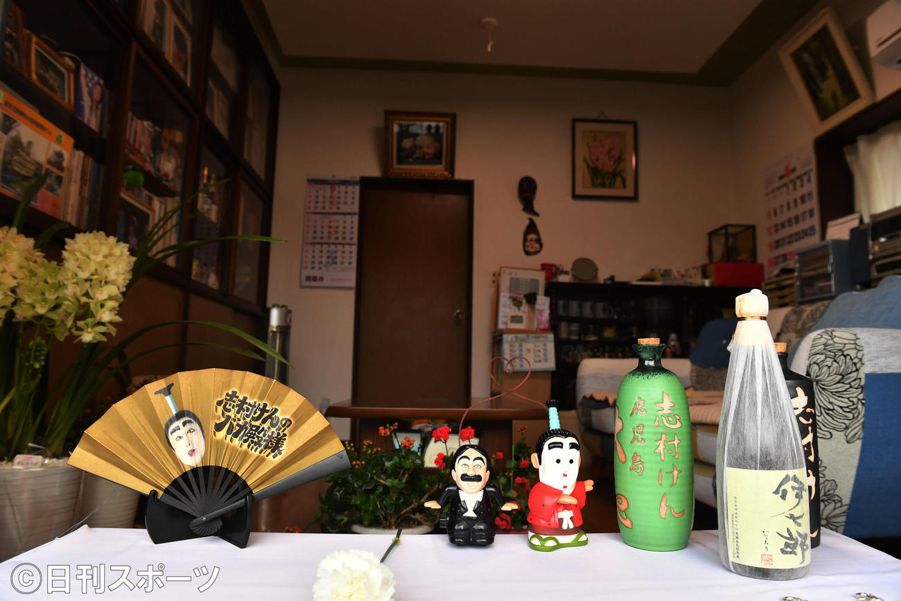 東村山の実家には志村けんさんの献花台が設置されグッズか置かれていた（撮影・柴田隆二）