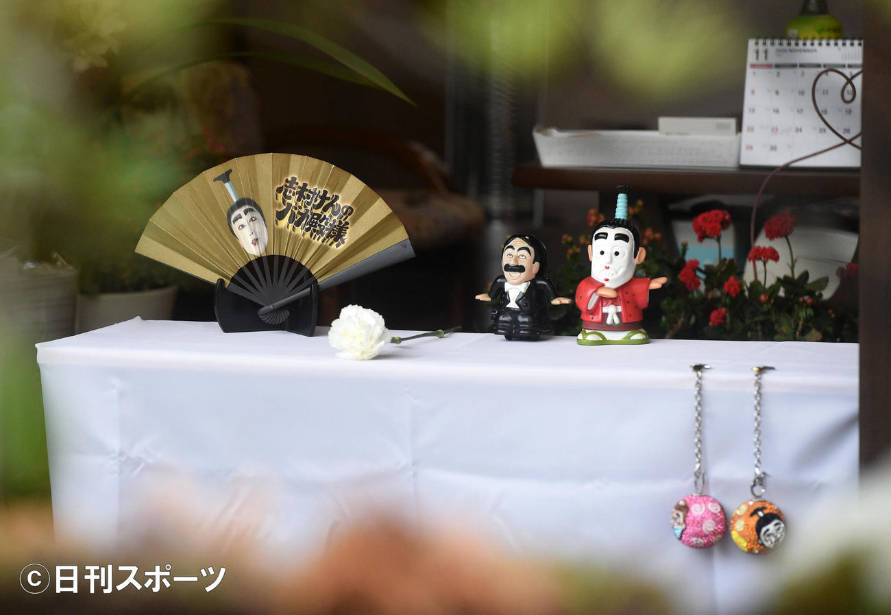 東村山の実家には志村けんさんの献花台が設置されグッズか置かれていた（撮影・柴田隆二）