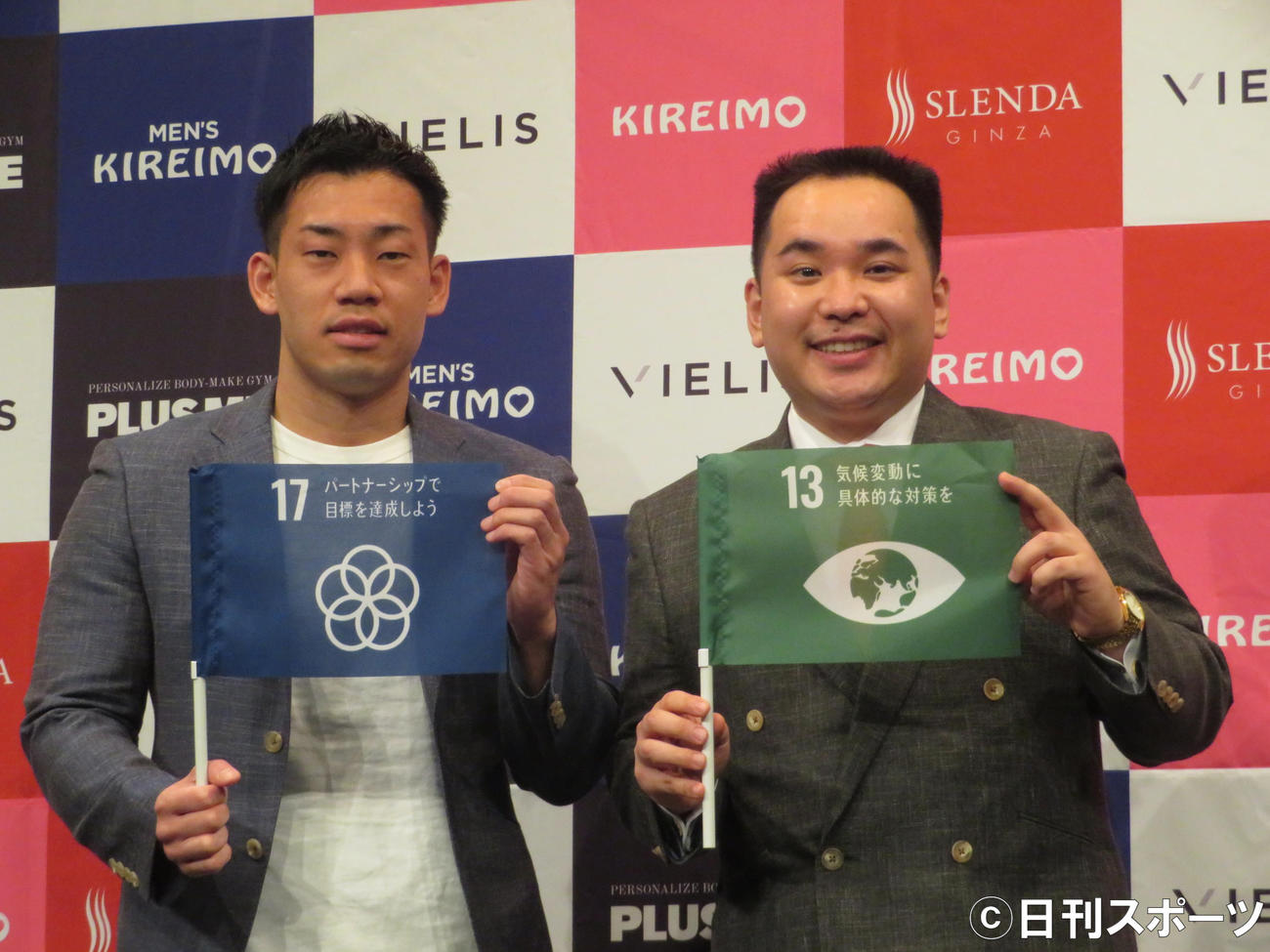 脱毛サロン「キレイモ」等を運営するヴィエリスのオンライン新入社員入社式にサプライズで登場したミルクボーイの駒場孝（左）と内海崇