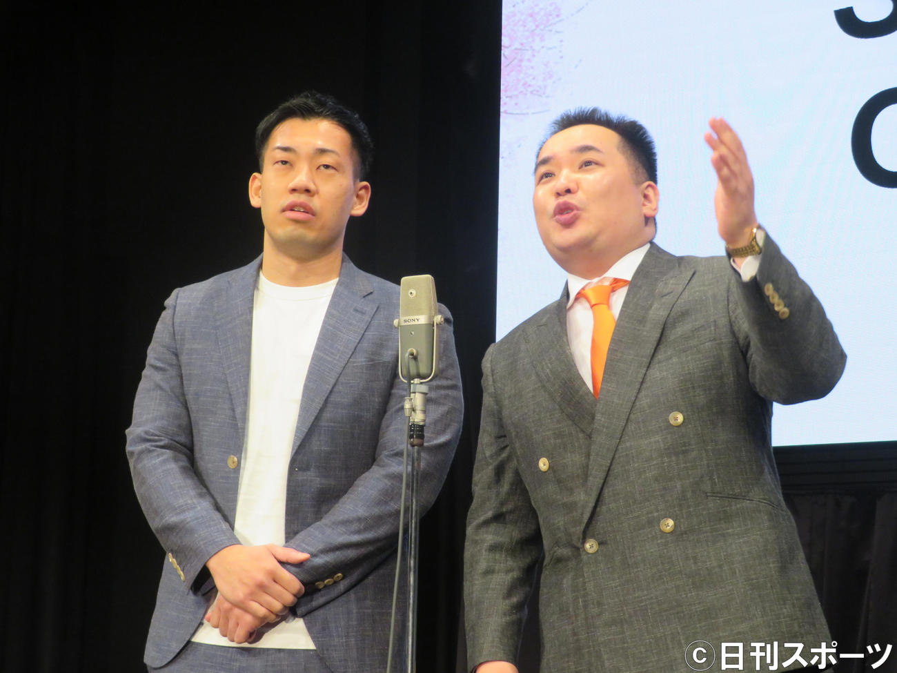 ネタを披露するミルクボーイの駒場孝（左）と内海崇
