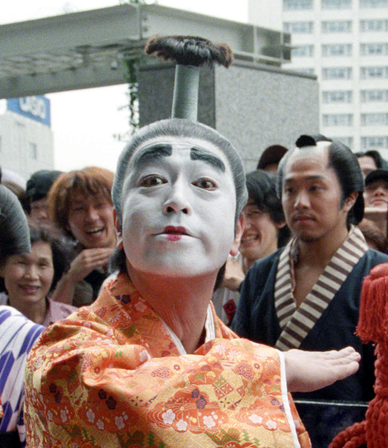ビデオ「志村けんのバカ殿様1」発売を記念して、東京・新宿で大名行列を行った志村けん（中央）と田代まさし（右）　1998／06／28　ネガ番号文化B6830−3−6　アイーン