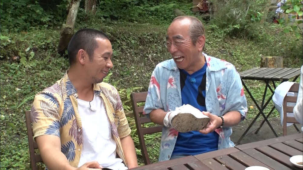 テレビ朝日は追悼番組「ありがとう志村けんさん　全国に笑顔を運んだ旅」を放送。写真は千鳥の大悟（左）と志村けんさん