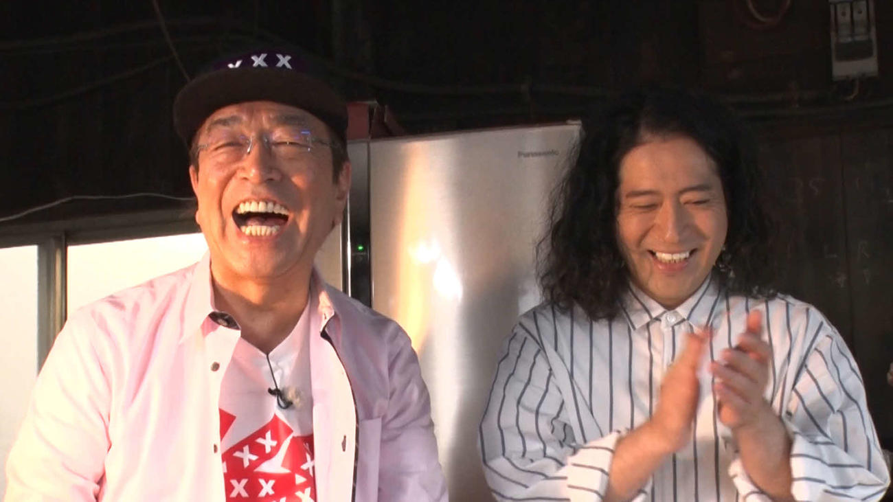 テレビ朝日は追悼番組「ありがとう志村けんさん　全国に笑顔を運んだ旅」を放送。写真は志村けんさん（左）とピース又吉直樹