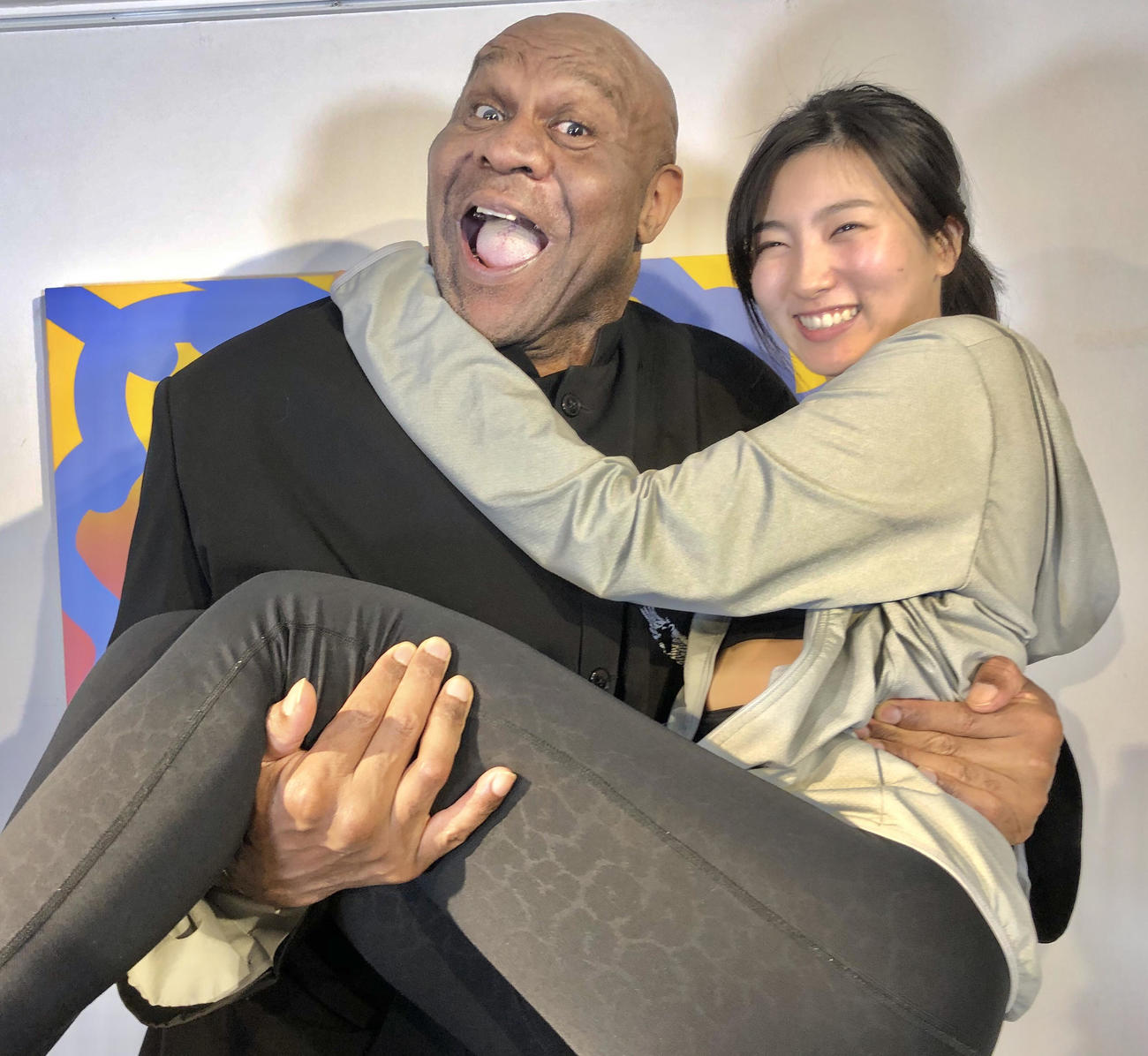ボブ・サップ（左）にお姫様抱っこされる福井セリナ