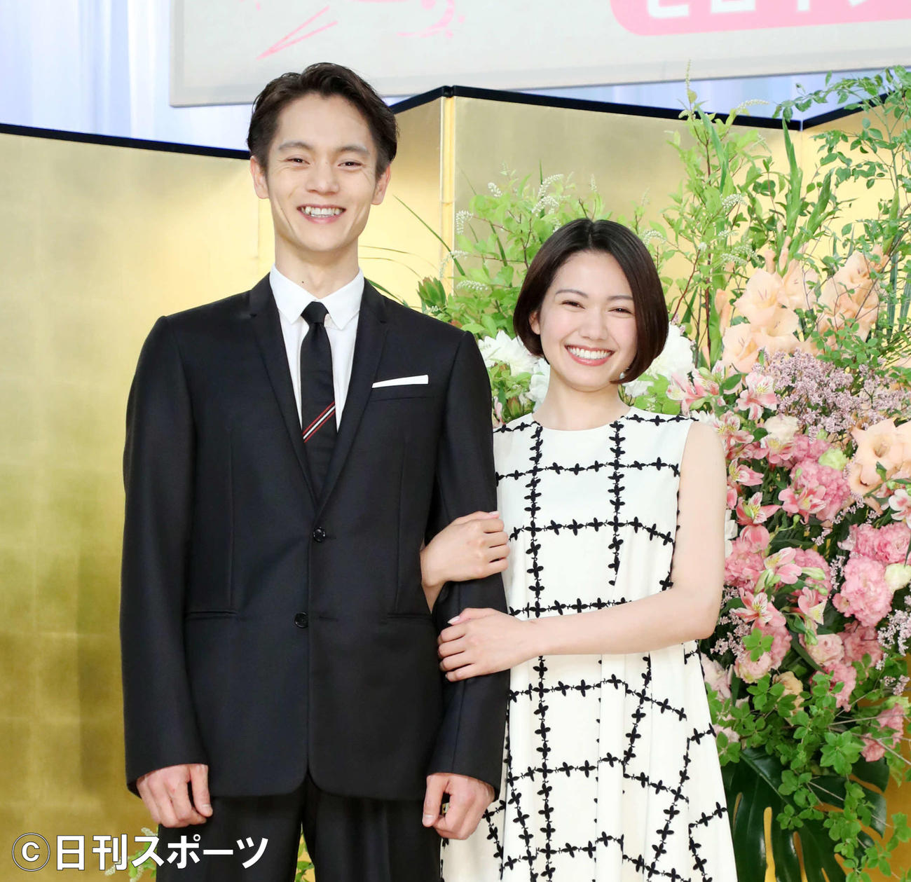 連続テレビ小説「エール」ヒロイン発表会見で笑顔を見せる窪田正孝と二階堂ふみ（2019年6月3日撮影）