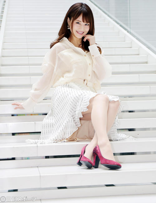 自伝「単体女優」を発表した吉沢明歩は笑顔を見せる（撮影・浅見桂子）