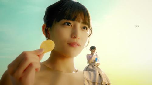 川口春奈が東京タワーの3倍の「ハルナデラックス」に巨大化したカルビー「ポテトデラックス」の新CM