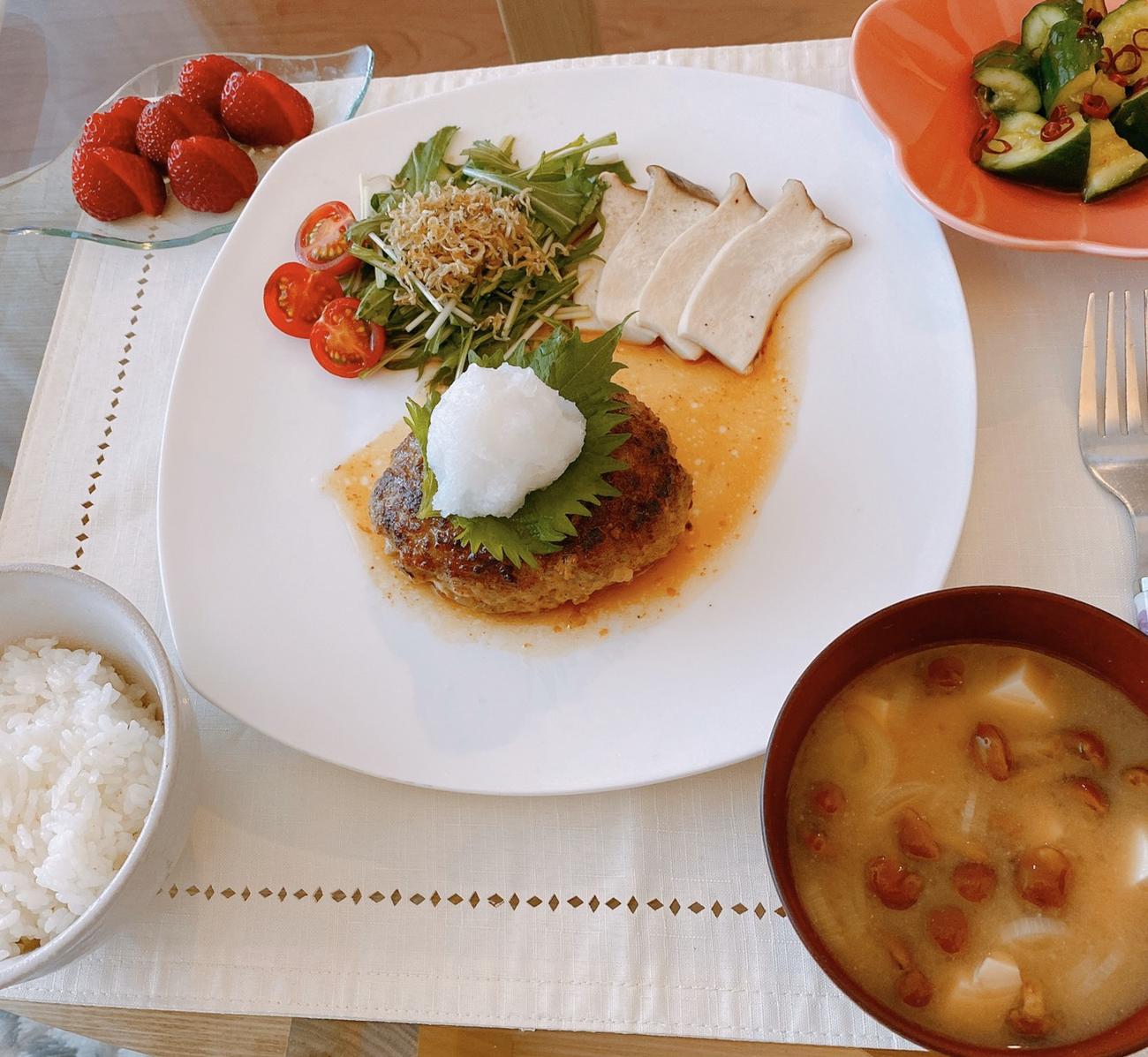 秋元真夏が作った和風ハンバーグ。合いびき肉に塩コショウをしてこねたら、みじん切りの玉ネギを入れて形を整えたら焼く。ソースは和風なのでポン酢にみりんや酒を入れて