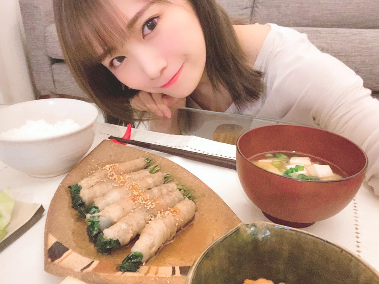 自宅で料理をして笑顔を見せる秋元真夏
