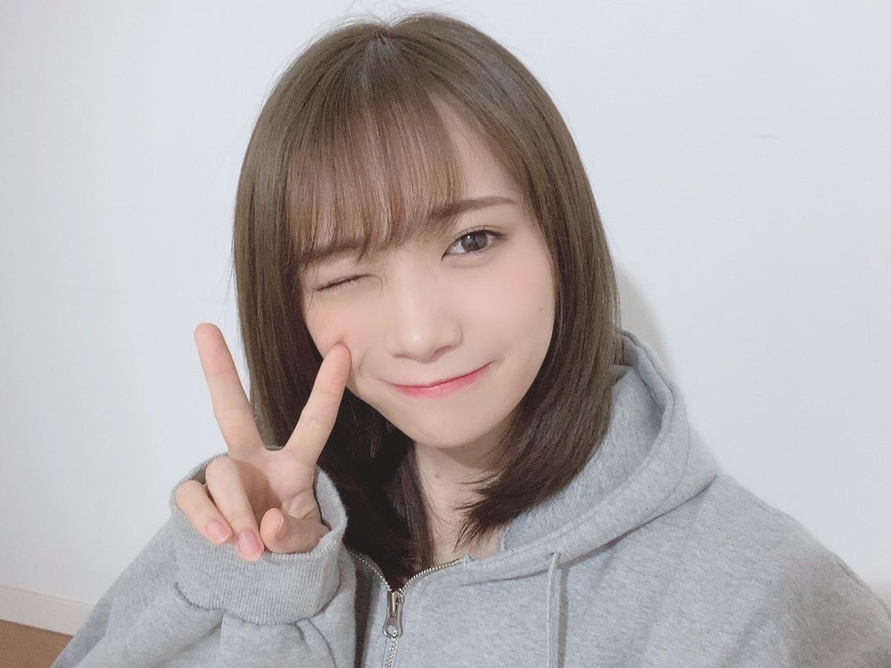 ウインクしてピースする秋元真夏