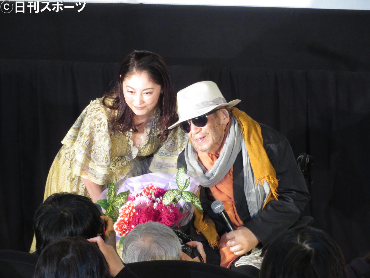 東京国際映画祭特別功労賞贈呈式　花束を贈呈した常盤貴子（左）と写真撮影する大林宣彦監督（2019年11月1日撮影）