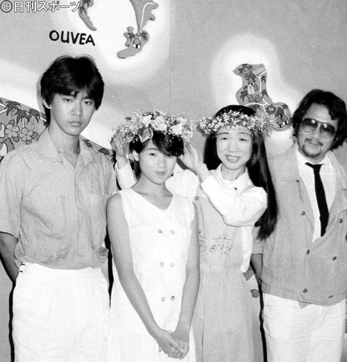 84年、映画「天国にいちばん近い島」の製作発表に出席した大林宣彦監督（右端）。中央は原田知世