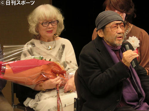 山路ふみ子映画賞贈呈式　大林宣彦監督（右）を見守る恭子夫人（2018年11月30日撮影）