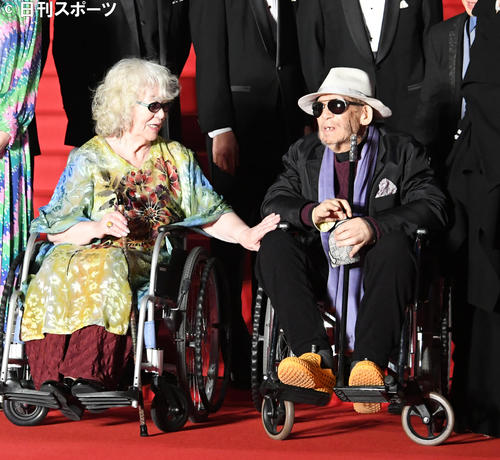 東京国際映画祭のレッドカーペットで、復帰した大林宣彦監督。左は大林恭子プロヂューサー（2019年10月28日撮影）