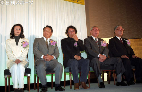 1994年10月11日、第7回日本メガネベストドレッサー賞を受賞した大林宣彦監督（中央）