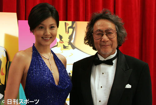大林監督（右）との記念撮影に応じる藤原紀香（04年11月26日撮影）