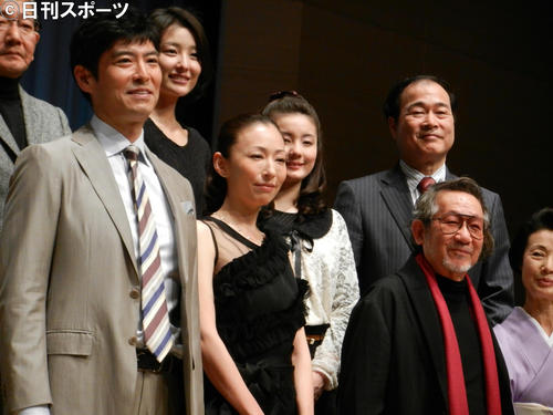 映画「この空の花　長岡花火物語」完成披露試写会に出席した、左から高嶋政宏、松雪泰子、大林宣彦監督（2012年2月24日撮影）