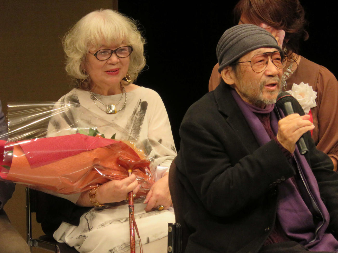 山路ふみ子映画賞贈呈式で恭子夫人から見守られる大林宣彦監督さん（2018年11月30日）