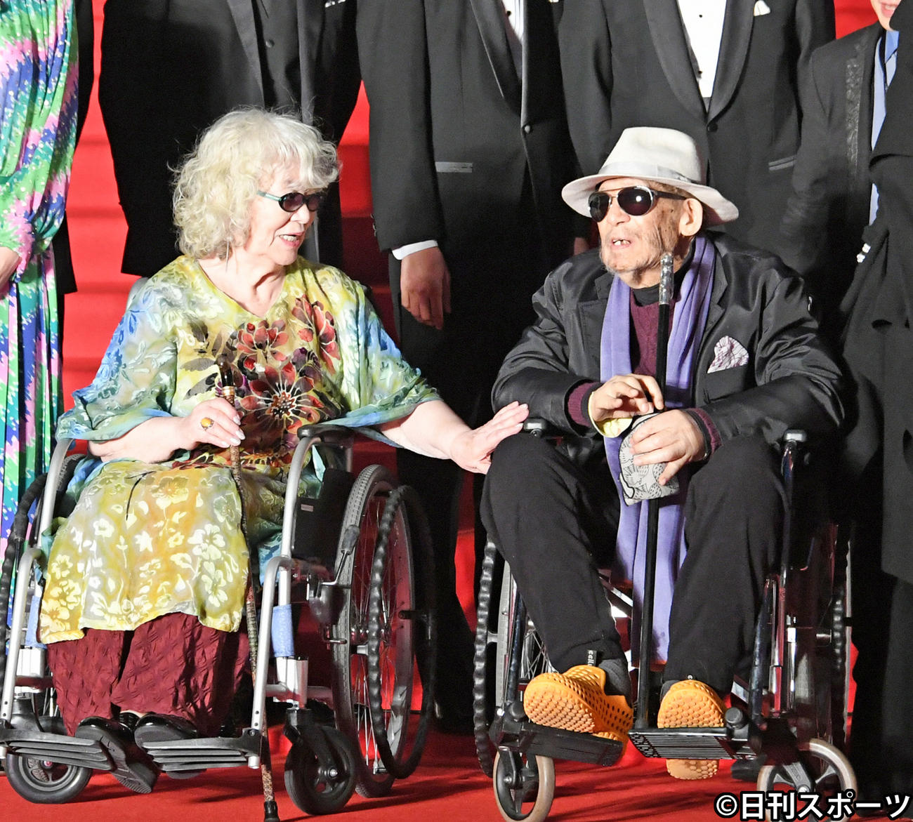 第32回東京国際映画祭のレッドカーペットで、復帰した大林宣彦監督（右）。左は大林恭子プロデューサー（2019年10月28日撮影）