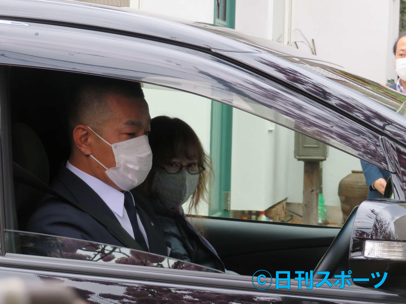 大林宣彦監督の遺体とともに車に乗り込んだ長女の千茱萸さん（撮影・村上幸将）