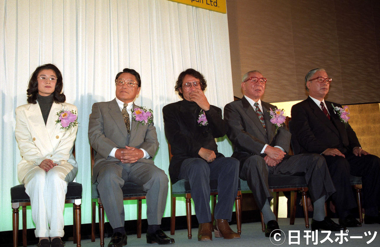 第7回日本メガネベストドレッサー賞を受賞した左から石田ひかり、伊東四朗、大林宣彦さん、花田勝治、武村正義（1994年10月11日撮影）