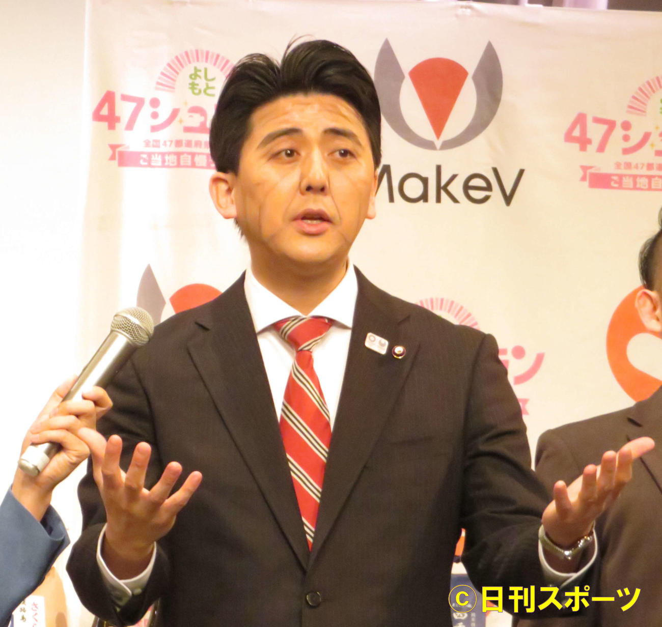 安倍首相のものまねをウリにするビスケッティ佐竹正史