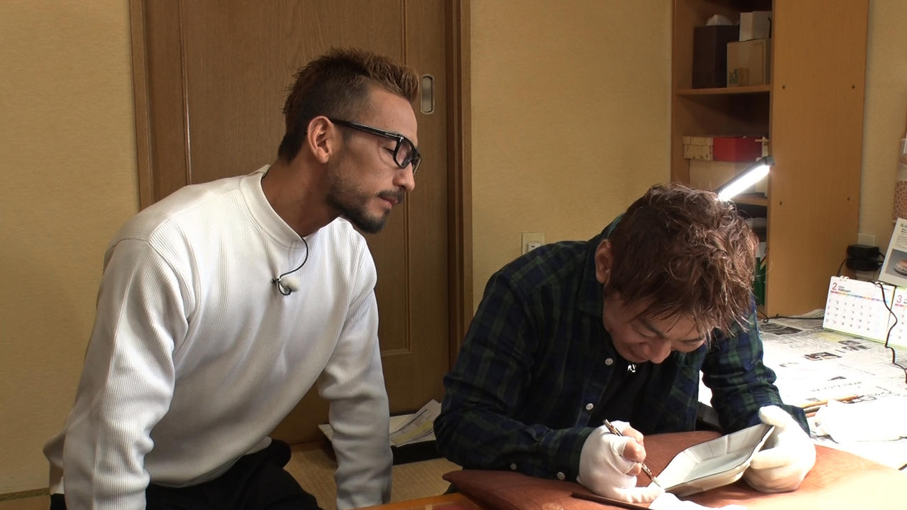 九谷焼に絵付師・見附正康氏（右）を訪ね、絵付け体験をする中田英寿氏（C）日本テレビ