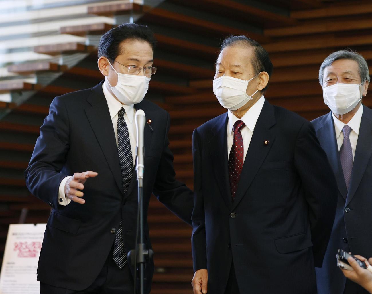 安倍首相と会談後、記者の質問に答える自民党の岸田政調会長（左）と二階幹事長（2020年4月16日撮影）