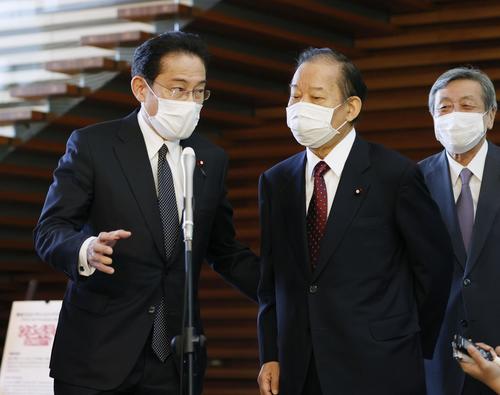 安倍首相と会談後、記者の質問に答える自民党の岸田政調会長（左）と二階幹事長（2020年4月16日撮影）