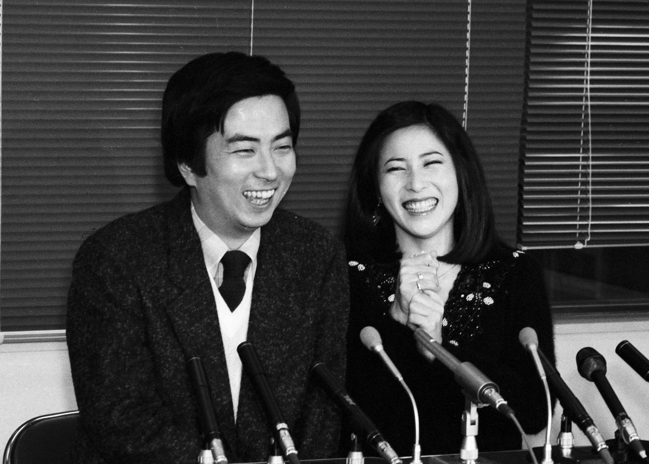 大和田獏（左）と岡江久美子さんの婚約会見（1983年1月10日撮影）