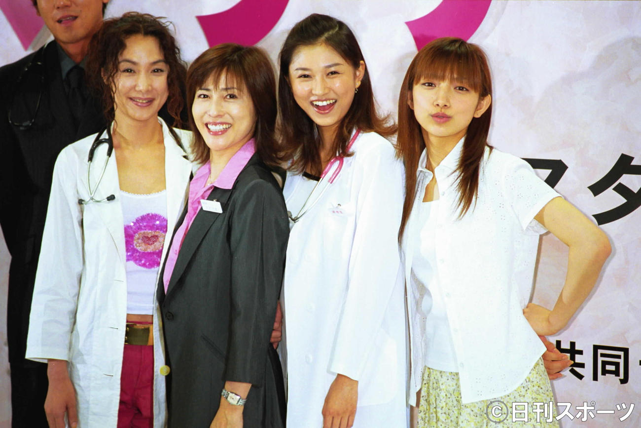 01年7月、TBS系ドラマ「マリア」制作発表。左から浅野温子、岡江久美子さん、菊川怜、後藤真希