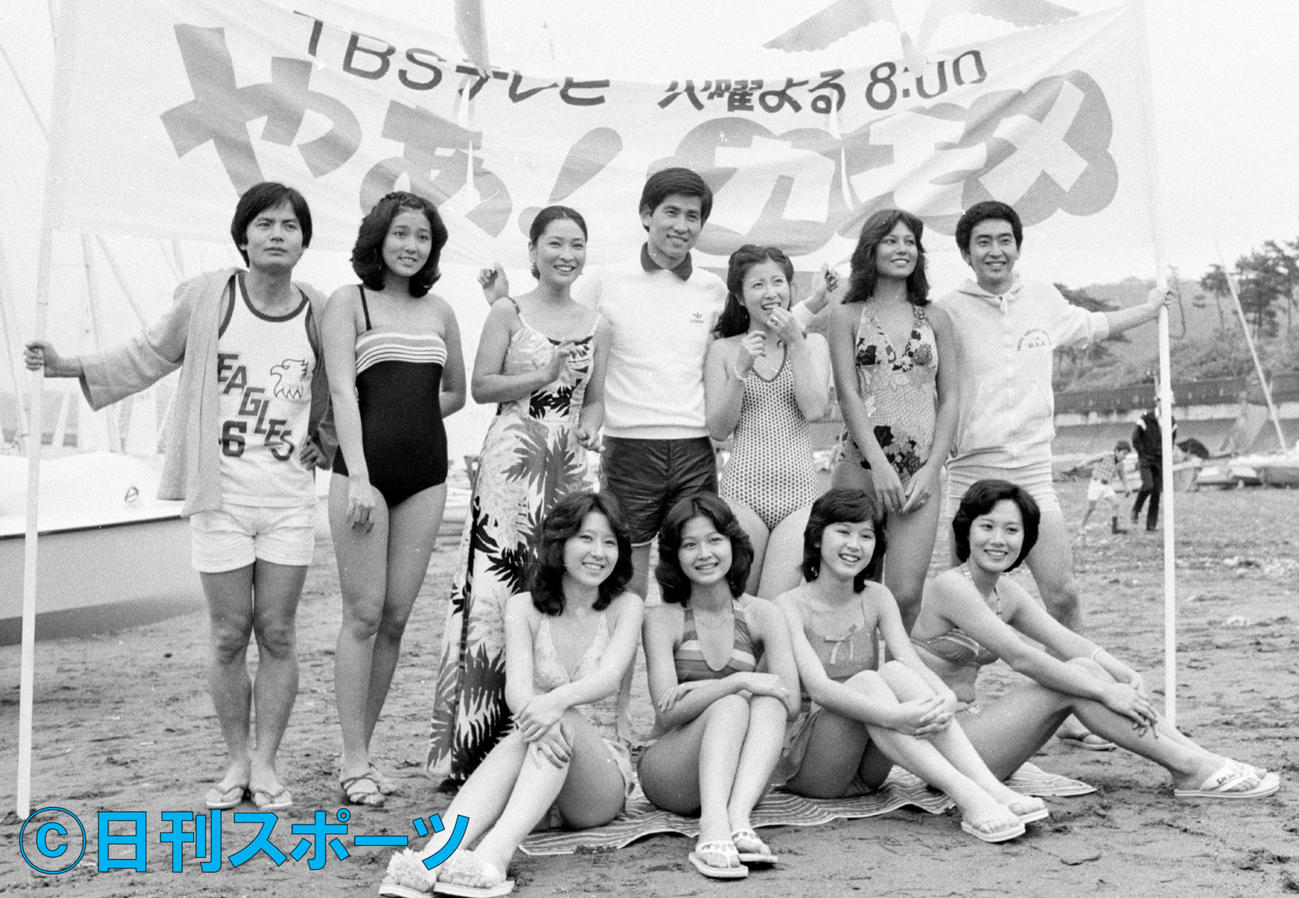 78年4月、TBS「やあ！カモメ」の番組宣伝で水着姿を披露（後列右から3人目）
