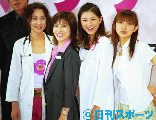 01年7月、TBS系ドラマ「マリア」制作発表で（左から2人目）。左から浅野温子、1人おいて菊川怜、後藤真希