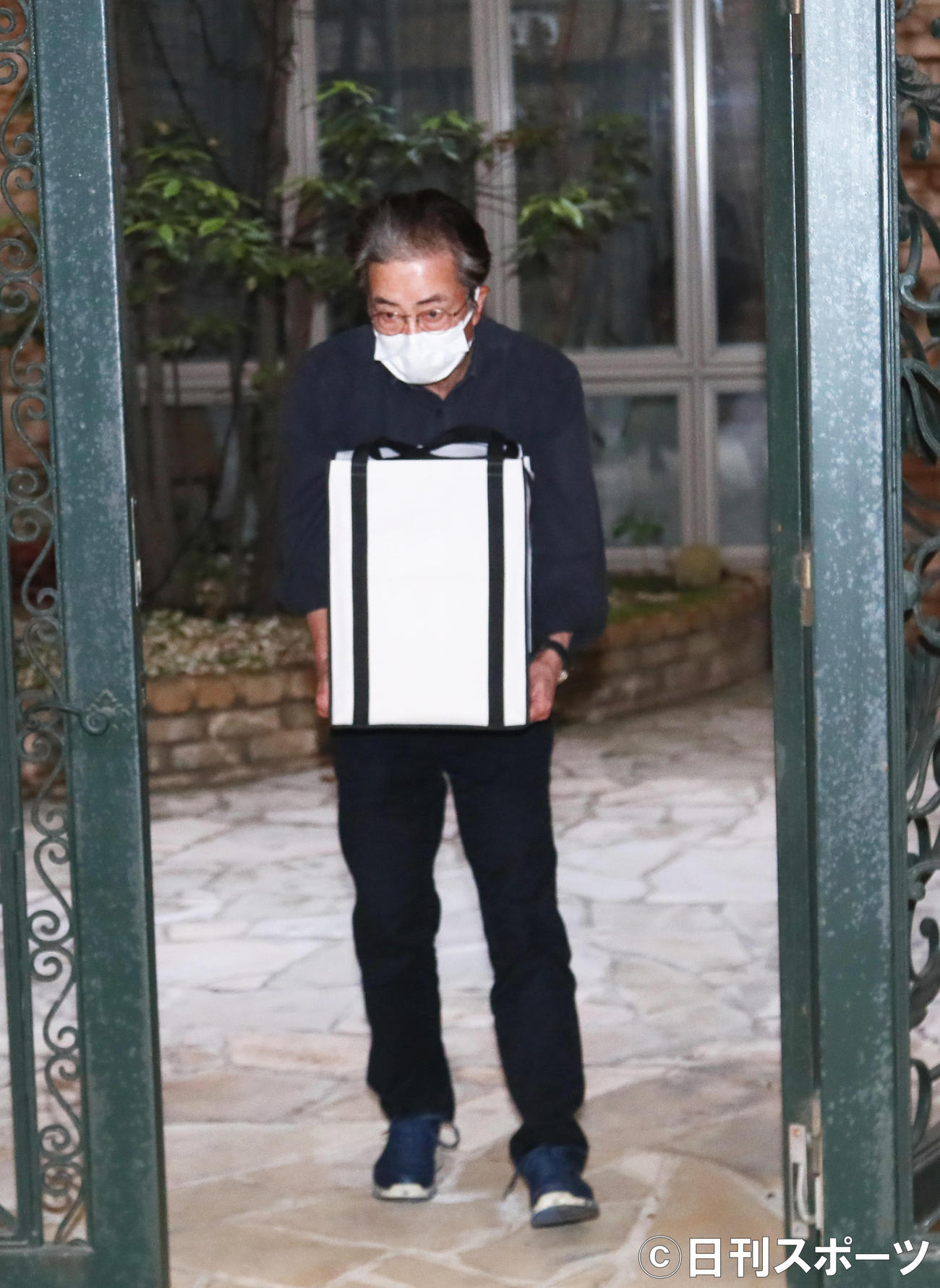 新型コロナウイルスによる肺炎で亡くなった妻・岡江久美子さんの遺骨を抱き、取材に応じる大和田獏（撮影・足立雅史）