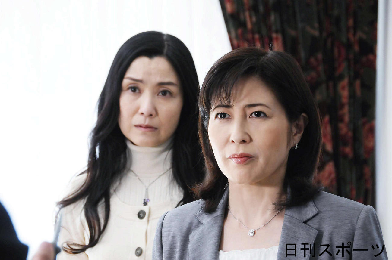 テレビ東京系ドラマ「密会の宿9　宝石の甘い罠」に主演する岡江久美子さん（右）。左は手塚理美