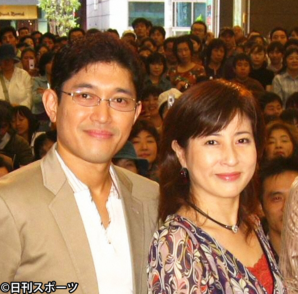 薬丸裕英（左）と岡江久美子さん