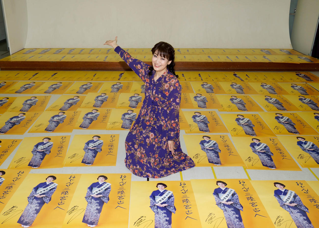 復興親善大使を務める岩手・宮古市へ、1500枚のポスターに直筆サイン入れを行いエールを送った市川由紀乃