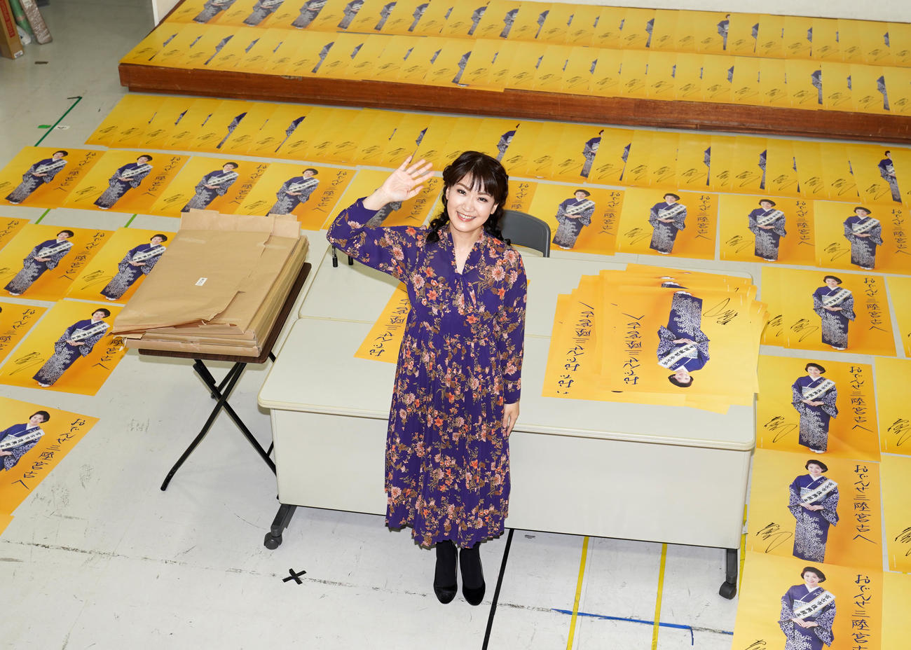 復興親善大使を務める岩手・宮古市へ、1500枚のポスターに直筆サイン入れを行いエールを送った市川由紀乃
